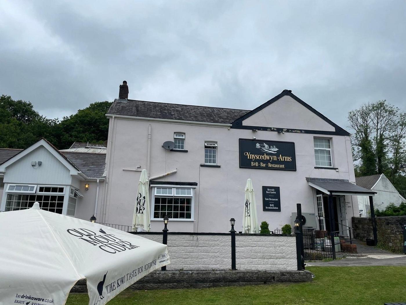 Ynyscedwyn Arms Hotel Ystradgynlais Kültér fotó